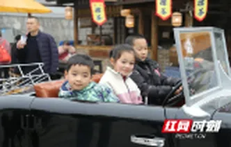 组图｜“新人类”逛古街区 人类幼崽打卡明清古巷